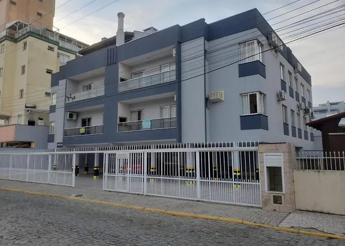 Apto 2 Quartos No Centro De Bombinhas, 130 Metros Praia